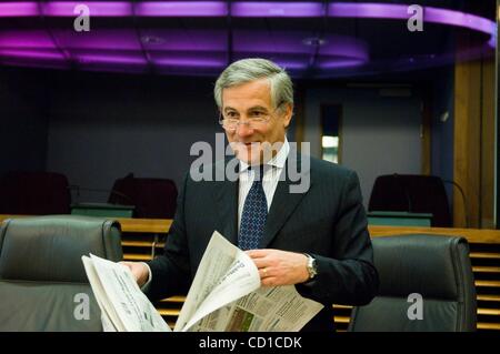 29. Oktober 2008 Hauptquartier - Brüssel, Belgien - Europäische Kommissar für Verkehr Italian ANTONIO TAJANI zu Beginn des außergewöhnlichen Meetign der Europäischen Kommission zur Finanzkrise und Wirtschaft auf EU-Ebene in Brüssel. (Kredit-Bild: © Wiktor Dabkowski/ZUMA Press) Stockfoto