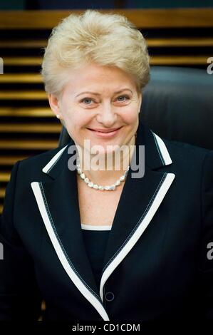 29. Oktober 2008 - Brüssel, Belgien - EU-Kommissar für Finanzplanung und Haushalt, Litauisch, DALIA GRYBAUSKAITE zu Beginn des außergewöhnlichen Meetign der Europäischen Kommission zur Finanzkrise und Wirtschaft im EU-Hauptquartier in Brüssel.   (Kredit-Bild: © Wiktor Dabkowski/ZUMA Press) Stockfoto