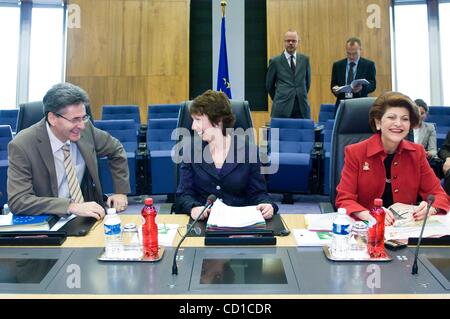 29. Oktober 2008 - Brüssel, Belgien - EU-Kommissar für Mehrsprachigkeit, rumänische LEONARD ORBAN (L), EU-Handelskommissar, britische BARONESS ASHTON of Upholland (C) und europäische Gesundheitskommissar ANDROULA VASSILIOU von Zypern (R) zu Beginn des außergewöhnlichen Meetign des Europäischen Commissi Stockfoto