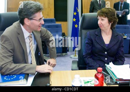 29. Oktober 2008 Hauptquartier in Brüssel - Brüssel, Belgien - EU-Kommissar für Mehrsprachigkeit, rumänische LEONARD Orban (L), EU-Handelskommissar, britische BARONESS ASHTON of Upholland zu Beginn des außergewöhnlichen Meetign der Europäischen Kommission zur Finanzkrise und Wirtschaft auf EU-Ebene. (Cre Stockfoto