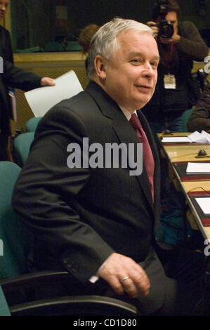 Polnischer Präsident Lech Kacyznski besucht die Pressekonferenz am Ende des europäischen Staatsoberhäupter und Regierung Sondergipfel in Brüssel 7. November 2008. Regierungschefs der Europäischen Union sammeln in Brüssel am Freitag zu einem Gipfel zur Vorbereitung für Gespräche in Washington auf dem internationalen Stockfoto