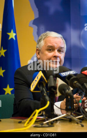 Polnischer Präsident Lech Kacyznski besucht die Pressekonferenz am Ende des europäischen Staatsoberhäupter und Regierung Sondergipfel in Brüssel 7. November 2008. Regierungschefs der Europäischen Union sammeln in Brüssel am Freitag zu einem Gipfel zur Vorbereitung für Gespräche in Washington auf dem internationalen Stockfoto