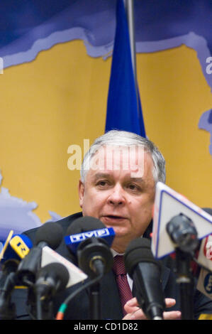 Polnischer Präsident Lech Kacyznski besucht die Pressekonferenz am Ende des europäischen Staatsoberhäupter und Regierung Sondergipfel in Brüssel 7. November 2008. Regierungschefs der Europäischen Union sammeln in Brüssel am Freitag zu einem Gipfel zur Vorbereitung für Gespräche in Washington auf dem internationalen Stockfoto