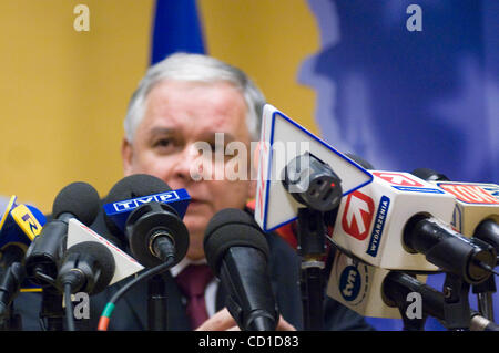 Polnischer Präsident Lech Kacyznski besucht die Pressekonferenz am Ende des europäischen Staatsoberhäupter und Regierung Sondergipfel in Brüssel 7. November 2008. Regierungschefs der Europäischen Union sammeln in Brüssel am Freitag zu einem Gipfel zur Vorbereitung für Gespräche in Washington auf dem internationalen Stockfoto