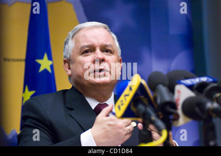 Polnischer Präsident Lech Kacyznski besucht die Pressekonferenz am Ende des europäischen Staatsoberhäupter und Regierung Sondergipfel in Brüssel 7. November 2008. Regierungschefs der Europäischen Union sammeln in Brüssel am Freitag zu einem Gipfel zur Vorbereitung für Gespräche in Washington auf dem internationalen Stockfoto