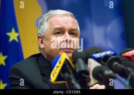 Polnischer Präsident Lech Kacyznski besucht die Pressekonferenz am Ende des europäischen Staatsoberhäupter und Regierung Sondergipfel in Brüssel 7. November 2008. Regierungschefs der Europäischen Union sammeln in Brüssel am Freitag zu einem Gipfel zur Vorbereitung für Gespräche in Washington auf dem internationalen Stockfoto