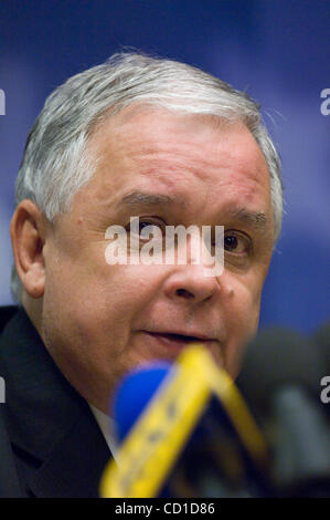 Polnischer Präsident Lech Kacyznski besucht die Pressekonferenz am Ende des europäischen Staatsoberhäupter und Regierung Sondergipfel in Brüssel 7. November 2008. Regierungschefs der Europäischen Union sammeln in Brüssel am Freitag zu einem Gipfel zur Vorbereitung für Gespräche in Washington auf dem internationalen Stockfoto