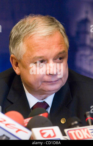 Polnischer Präsident Lech Kacyznski besucht die Pressekonferenz am Ende des europäischen Staatsoberhäupter und Regierung Sondergipfel in Brüssel 7. November 2008. Regierungschefs der Europäischen Union sammeln in Brüssel am Freitag zu einem Gipfel zur Vorbereitung für Gespräche in Washington auf dem internationalen Stockfoto