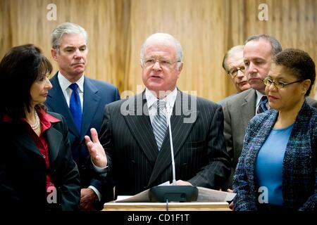 2. April 2008 - Sacramento, Kalifornien, USA - Senat Pro Tem, DON PERATA, D-Oakland Gespräche während einer Pressekonferenz des State Capitol, ein Gesetzespaket von neun Rechnungen gegen den Anstieg der Diagnosen von Kindern mit Autismus-Spektrum-Störungen, Mittwoch, 2. April 2008 zu enthüllen.  (Bild Kredit: Stockfoto