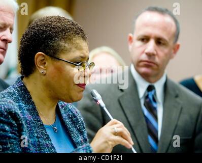 Wählen Sie 2. April 2008 - Sacramento, Kalifornien, USA - Senator DARRELL STEINBERG, Plays, Montage Lautsprecher, KAREN BASS, während einer Pressekonferenz des State Capitol, ein Gesetzespaket von neun Rechnungen gegen den Anstieg der Diagnosen von Kindern mit Autismus-Spektrum-Störungen, Mittwoch Ap zu enthüllen Stockfoto