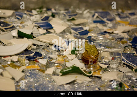 August 28, 2008 San Diego California USA Broken Teller, Vasen usw. auf dem Boden eines "Zu brechen Rooms" - ist alles gebrochene Material recycelt.  Mandatory Credit: Foto von John R. McCutchen/San Diego Union-Tribune/Zuma Press. Copyright 2008 San Diego Union-Tribune Stockfoto