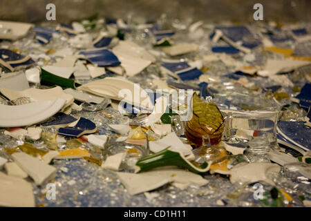 August 28, 2008 San Diego California USA Broken Teller, Vasen usw. auf dem Boden eines "Zu brechen Rooms" - ist alles gebrochene Material recycelt.  Mandatory Credit: Foto von John R. McCutchen/San Diego Union-Tribune/Zuma Press. Copyright 2008 San Diego Union-Tribune Stockfoto