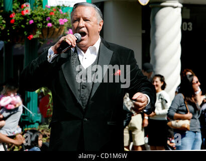 HLlittleItalyFesta291150x002.jpg 12.10.2008 LITTLE ITALY (San Diego, Kalifornien) USA  Sänger GILBERT (Cq) GAUTHIER von Los Angeles, hat eine verblüffende Ähnlichkeit mit Frank Sinatra seine Version von singt Â ' New York neue YorkÃ ", ein dankbares Publikum während der 14. jährlichen wenig Italien Festa. Mandat Stockfoto