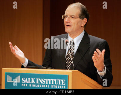 13. Oktober 2008, San Diego, Kalifornien, USA. WILLIAM R. BRODY spricht zu einer Gruppe von Menschen nach der Ankündigung, die er als Präsident am Salk Institute am Montag am Institut in San Diego, Kalifornien übernehmen würde.  Mandatory Credit: Foto von Eduardo Contreras/San Diego Union-Tribu Stockfoto