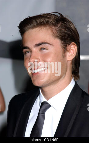 16. Oktober 2008 - Hollywood, Kalifornien, US - I13839PR. DIE PREMIERE VON "HIGH SCHOOL MUSICAL 3'' BEI GALEN CENTER, UNIVERSITÄT VON SÜDKALIFORNIEN 16.10.2008.  --ZAC EFRON (Kredit-Bild: © Phil Roach/Globe Photos/ZUMAPRESS.com) Stockfoto