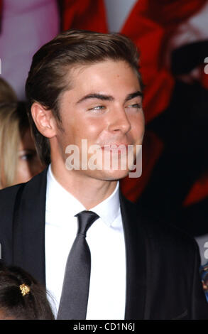 16. Oktober 2008 - Hollywood, Kalifornien, US - I13839PR. DIE PREMIERE VON "HIGH SCHOOL MUSICAL 3'' BEI GALEN CENTER, UNIVERSITÄT VON SÜDKALIFORNIEN 16.10.2008.  --ZAC EFRON (Kredit-Bild: © Phil Roach/Globe Photos/ZUMAPRESS.com) Stockfoto