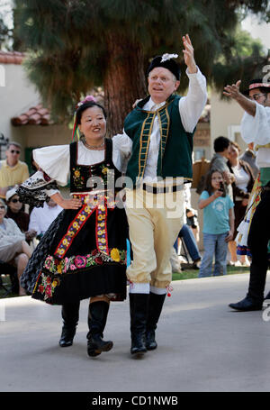 19. Oktober 2008, führte San Diego, Kalifornien, USA CHIN YU, links, mit DAVID ODENWALDER, ein Team von Tänzern in einer tschechoslowakischen Polka Sonntag für ein Publikum, dass brachte Klappstühle um die Musik zu sehen und tanzen. Die Balboa Park Dancers performten traditionelle Volkstänze aus der Tschechischen und slowakischen Stockfoto