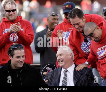 31. Oktober 2008 Pferd - Philadelphia, Pennsylvania, USA - Phillies Spieler herum mit Manager CHARLIE MANUEL bei der 2008 World Series Feier im Citizens Bank Park. (Kredit-Bild: © Yong Kim/Philadelphia DailyNews/ZUMA Press) Stockfoto