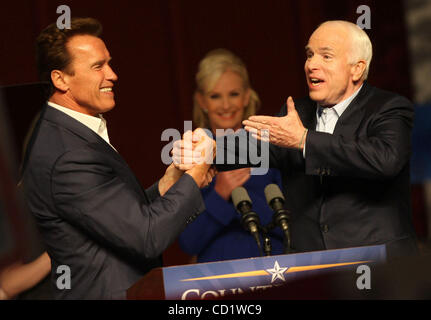 Kaliforniens Gouverneur Arnold Schwarzenegger, grüßt links, republikanische Präsidentschaftskandidat Senator John McCain während der Weg zum Sieg Rallye Freitag, 31. Oktober, in Columbus, Ohio. (Foto/Terry Gilliam) Stockfoto