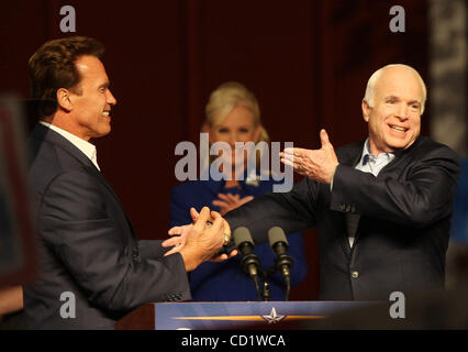 Kaliforniens Gouverneur Arnold Schwarzenegger, grüßt links, republikanische Präsidentschaftskandidat Senator John McCain während der Weg zum Sieg Rallye Freitag, 31. Oktober, in Columbus, Ohio. (Foto/Terry Gilliam) Stockfoto