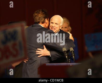 Kaliforniens Gouverneur Arnold Schwarzenegger, grüßt links, republikanische Präsidentschaftskandidat Senator John McCain während der Weg zum Sieg Rallye Freitag, 31. Oktober, in Columbus, Ohio. (Foto/Terry Gilliam) Stockfoto