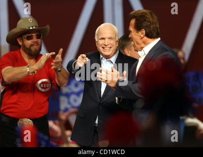 Sänger Hank Williams Jr., links, republikanische Präsidentschaftskandidat Senator John McCain, Zentrum und Kaliforniens Gouverneur Arnold Schwarzenegger, Recht, Adressen die Masse während der Weg zum Sieg Rallye Freitag, 31. Oktober, in Columbus, Ohio. (Foto/Terry Gilliam) Stockfoto