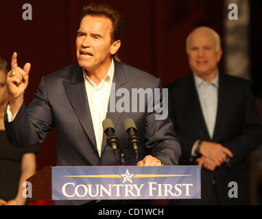 Kaliforniens Gouverneur Arnold Schwarzenegger, spricht links, als republikanischer Präsidentschaftskandidat Senator John McCain, rechts, sieht auf während der Weg zum Sieg Rallye Freitag, 31. Oktober, in Columbus, Ohio. (Foto/Terry Gilliam) Stockfoto