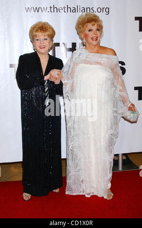 2. November 2008 - Hollywood, Kalifornien, US - I13742PR. DIE 53. JÄHRLICHEN THALIANS BALL IM BEVERLY HILTON HOTEL IN BEVERLY HILLS, KALIFORNIEN 02.11.2008.  --DEBBIE REYNOLDS mit RUTA LEE (Kredit-Bild: © Phil Roach/Globe Photos/ZUMAPRESS.com) Stockfoto