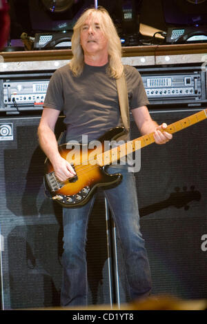 7. November 2008 - Toronto, Ont AC DC mit Bassist Cliff WIlliams Rock vor 45.000 plus schreien fans im Rogers Centre in Toronto, Ontario Kanada als Bestandteil ihrer 2008/09 Black Ice World Tour. Ray Miller / Southcreek EMI / Zuma Press Stockfoto