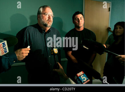 10. November 2008, Vista, CA, USA STEVE BESSANT, Vater des getöteten Polizisten Oceanside Dan Bessant, Gespräche mit der Presse nach Penifoto Taeotui schuldig in allen Anklagepunkten an der Ermordung seines Sohnes gefunden wurde. Rechts ist Sohn DREW BESSANT, Bruder des Dan Credit: Foto von Charlie Neuman, San Diego Union-Tri Stockfoto