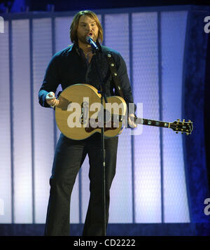 12. November 2008 - Nashville, Tennessee; USA - führt Musiker JAMES OTTO live als Teil der größten Country-Musik-Nacht als Teil der 2008 CMA Awards, die im Sommet Center stattfand in der Innenstadt von Nashville gelegen. Copyright 2008 Jason Moore. Obligatorische Credit: Jason Moore Stockfoto