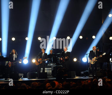 12. November 2008 - Nashville, Tennessee; USA-(L-R) liegt in der Innenstadt von Nashville Musiker TIMOTHY B. SCHMIT, GLENN FREY, DON HENLEY und JOE WALSH von der Band, die The Eagles live als Teil der größten Country-Musik-Nacht im Rahmen der CMA Awards 2008 durchführt, die im Sommet Center stattfand. Copyright Stockfoto