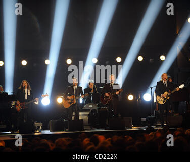 12. November 2008 - Nashville, Tennessee; USA-(L-R) liegt in der Innenstadt von Nashville Musiker TIMOTHY B. SCHMIT, GLENN FREY, DON HENLEY und JOE WALSH von der Band, die The Eagles live als Teil der größten Country-Musik-Nacht im Rahmen der CMA Awards 2008 durchführt, die im Sommet Center stattfand. Copyright Stockfoto