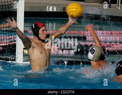 November 15, verteidigt 2008 San Diego, CA Vista Panther Torwart TAYLOR McWEY (1), links, das Tor gegen Westview Wolverines GARRETT TYLER<cq>(10), rechts, bei der CIF Wasser Polo Halbfinale in La Jolla High School. Laura Embry/San Diego Union-Tribune/Zuma Press, copyright 2007 San Diego Union-Tribune</cq> Stockfoto