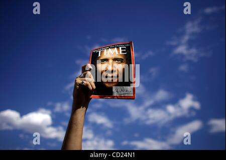 18. November 2008 - Denver, Colorado, USA - ein Obama-Anhänger hält das Zeit-magazine-Cover des Kandidaten in den Himmel außerhalb das Pepsi Center in Denver, Colorado.  (Kredit-Bild: © Michael Francis McElroy/ZUMAPRESS.com) Stockfoto