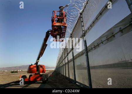 18. November 2008, San Diego, CA,-. Die US Border Patrol hat gerade die Installation von "Razor Band" oder "gefalteten Draht" auf der Oberseite 5 Meile Strecke der Grenzzaun zwischen San Ysidro Port Of Entry und Otay Mesa Port Of Entry abgeschlossen.  Die Strecke der Grenze gehört zu den meisten co Stockfoto