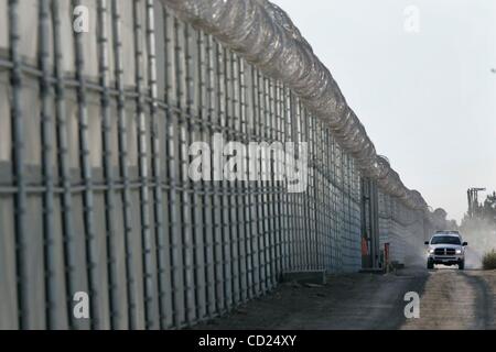 18. November 2008, San Diego, CA,-. Die US Border Patrol hat gerade die Installation von "Razor Band" oder "gefalteten Draht" auf der Oberseite 5 Meile Strecke der Grenzzaun zwischen San Ysidro Port Of Entry und Otay Mesa Port Of Entry abgeschlossen.  Die Strecke der Grenze gehört zu den meisten co Stockfoto