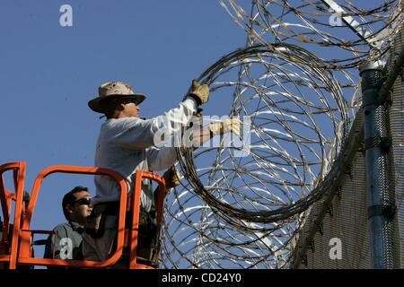 18. November 2008, San Diego, CA,-. Die US Border Patrol hat gerade die Installation von "Razor Band" oder "gefalteten Draht" auf der Oberseite 5 Meile Strecke der Grenzzaun zwischen San Ysidro Port Of Entry und Otay Mesa Port Of Entry abgeschlossen.  Die Strecke der Grenze gehört zu den meisten co Stockfoto