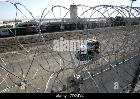 18. November 2008, San Diego, CA,-. Die US Border Patrol hat gerade die Installation von "Razor Band" oder "gefalteten Draht" auf der Oberseite 5 Meile Strecke der Grenzzaun zwischen San Ysidro Port Of Entry und Otay Mesa Port Of Entry abgeschlossen.  Die Strecke der Grenze gehört zu den meisten co Stockfoto