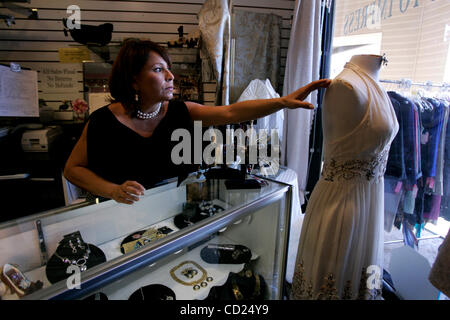 18. November, 2008 San Diego dreht CA Dress Manager ESTEE HYMAN beeindrucken ein Mannequin um Outdoor-Kunden bei der Mission Gorge Sendung Shop. Laura Embry/San Diego Union-Tribune/Zuma Press, copyright 2007 San Diego Union-Tribune Gesicht Stockfoto