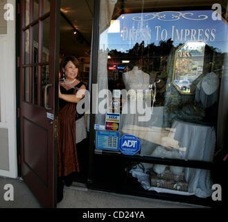 18. November, 2008 San Diego bringt CA Dress Manager ESTEE HYMAN beeindrucken eine ermäßigten Kleid anzuzeigende außerhalb der Mission Gorge Sendung Shop. Laura Embry/San Diego Union-Tribune/Zuma Press, copyright 2007 San Diego Union-Tribune Stockfoto