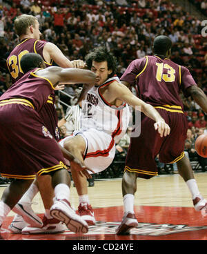 18. November 2008, wird San Diego, Kalifornien, USA SDSU MEHDI CHERIET auf den Boden schlug, nach erfolglos versucht, einen Rebound zu greifen. SDSU Azteken gehen gegen #15 rangiert Arizona State in der Cox-Arena.  Obligatorische Bildnachweis: Peggy Peattie/San Diego Union-Tribune/ZUMA Press Stockfoto