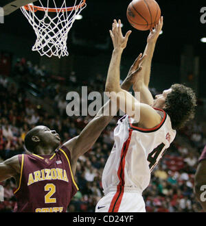 18. November 2008, schießt San Diego, Kalifornien, USA MEHDI CHERIET über Arizonas ERIC BOAATENG, im ersten Halbjahr Aktion.  SDSU Azteken gehen gegen #15 rangiert Arizona State in der Cox-Arena.  Obligatorische Bildnachweis: Peggy Peattie/San Diego Union-Tribune/ZUMA Press Stockfoto