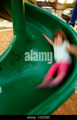 November 19, fliegt 2008 Spring Tal, CA OLIVIA DI BERNARDO, 2 Frühlingstal, vorbei an Graffiti-Bande auf den Spielgeräten im Lamar Street Park in Spring Valley. Ihr Vater, MONTY, sagt, dass sie "mit der Transienten, die bei der Park. Laura Embry/San Diego Union-Tribune versammeln sich nebeneinander existieren" Stockfoto