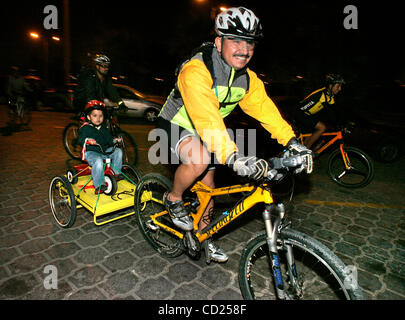 19. November 2008, Tijuana, Baja California, Mexico A Vater schleppt seinen Sohn am Anfang eines wöchentlichen Ciclopista Tijuana Abend Fahrrad Rides Credit: Foto von Charlie Neuman, San Diego Union-Tribune/Zuma Press. Copyright 2008 San Diego Union-Tribune Stockfoto