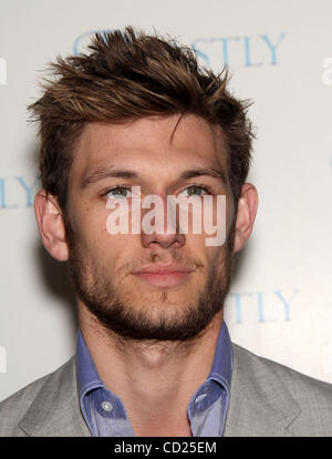 20. November 2008 - Los Angeles, Kalifornien, USA - 24. Februar 2011 - Los Angeles, Kalifornien, USA - Schauspieler ALEX PETTYFER Ankunft in "Beastly" Los Angeles Premiere im pazifischen Theater im Grove statt. (Kredit-Bild: © Lisa O'Connor/ZUMAPRESS.com) Stockfoto