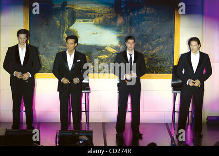 24. November 2008 - von links nach rechts: David Miller, Carlos Marin, Sebastien Izambard und Urs Bühler bilden die multinationalen Oper Popgruppe Il Divo. Il Divo machten einen kurzen Halt im Windsor Arms Hotel in Toronto, Ontario. Terry Ting / Southcreek EMI / Zuma Press Stockfoto