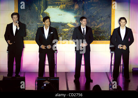 24. November 2008 - von links nach rechts: David Miller, Carlos Marin, Sebastien Izambard und Urs Bühler bilden die multinationalen Oper Popgruppe Il Divo. Il Divo machten einen kurzen Halt im Windsor Arms Hotel in Toronto, Ontario. Terry Ting / Southcreek EMI / Zuma Press Stockfoto