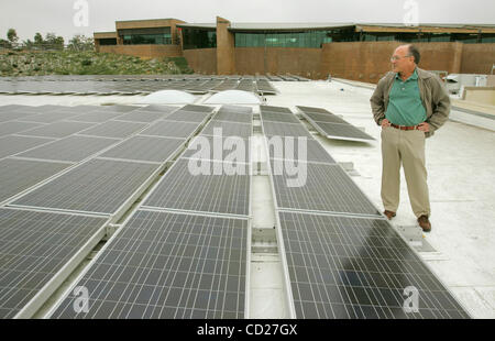 24. November 2008, erhält Encinitas, Kalifornien, USA City von Encinitas Public Works Department Management Analyst BILL WILSON eine Sicht der 501 Sonnenkollektoren auf dem Dach des Rathauses Encinitas vor kurzem installiert. Er war Projektleiter des Energieprojekts solar. Im Hintergrund ist die Stadt librar Stockfoto