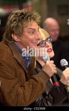 1. Oktober 2003 - New York, New York, US - K33188JKRON. NBC heute SHOW TOYOTA Konzertreihe IN ROCKEFELLER PLAZA in den NBC STUDIOS, NEW YORK New York.10/01/2003.  / 2003.BETTE MIDLER und BARRY MANILOW(Credit Image: © John Krondes/Globe Photos/ZUMAPRESS.com) Stockfoto
